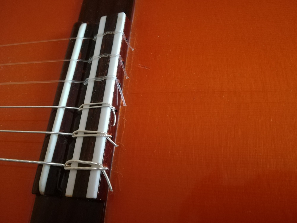 Une micro-fissure Et un sillet de chevalet compensé à l'envers ? - Guitare  classique