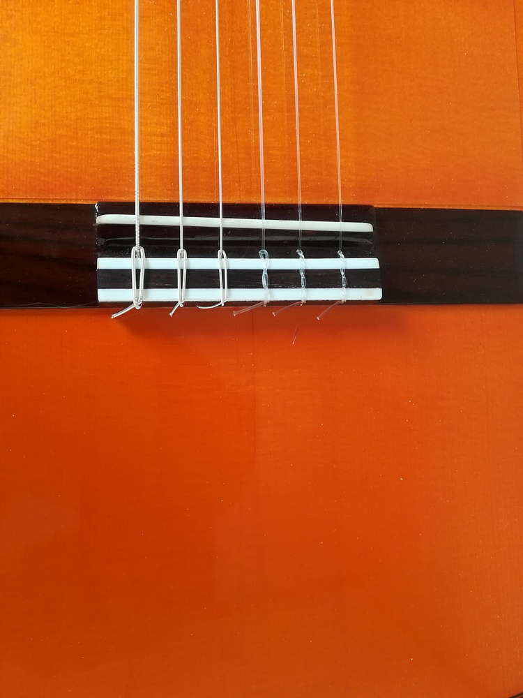 Re-collage d'un chevalet de guitare classique