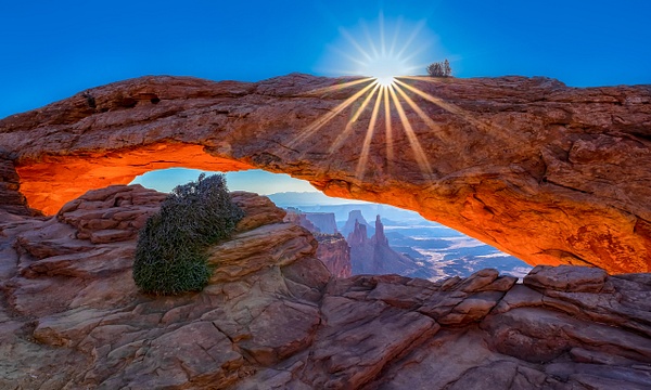 Sunrise over Mesa Arch - Clicking with Nature Photography 