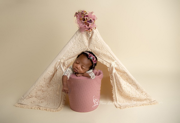 Baby girl in a tent_Flora_Levin-8 - Newborn - Flora Levin Photography 
