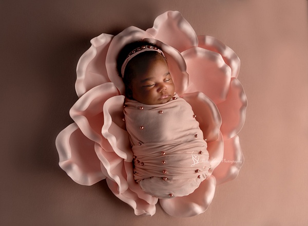 Baby girl in a flower_Flora_Levin-2 (1) - Newborn - Flora Levin Photography  