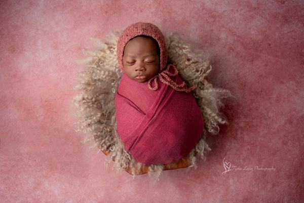 Baby girl in a bowl_Flora_Levin-2 - Newborn - Flora Levin Photography  