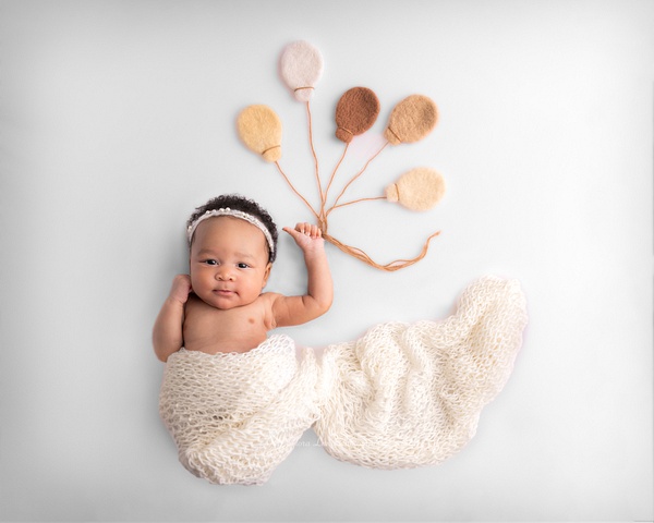Baby girl ballons - Newborn - Flora Levin Photography 